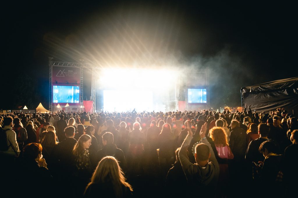 Featured image for “„Ich bekomme immer noch regelmäßig Gänsehaut“: Das Metronome Festival im Interview”